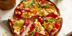 Beitragsbild des Blogbeitrags Schummelpizza mit Halloumi und eingelegtem Gemüse