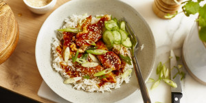 Beitragsbild des Blogbeitrags Soja-Ingwer-Hühnchen mit Reis und sauren Gurken 