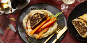 Beitragsbild des Blogbeitrags Vegetarischer Weihnachtsbraten mit Kartoffelpüree und vegetarischer Bratensauce