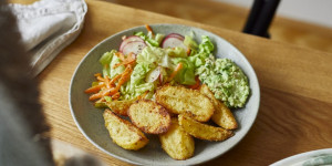 Beitragsbild des Blogbeitrags Knusprige Ofenkartoffeln mit Avocado-Dip und Regenbogensalat 