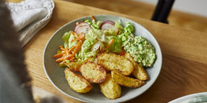 Beitragsbild des Blogbeitrags Knusprige Ofenkartoffeln mit Avocado-Dip und Regenbogensalat