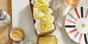 Beitragsbild des Blogbeitrags Zitronenkuchen mit zitroniger Zuckerglasur
