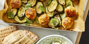Beitragsbild des Blogbeitrags Hühner Meatballs mit Zucchini, Feta und Fladenbrot 
