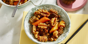 Beitragsbild des Blogbeitrags One Pot mit Kichererbsen, Pasta und Rindfleisch 