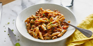 Beitragsbild des Blogbeitrags Vegane Bolognese mit Champignons und Walnüssen