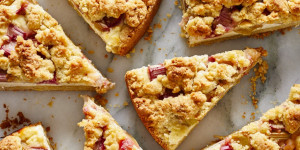 Beitragsbild des Blogbeitrags Rhabarberkuchen mit Topfen und Streusel 