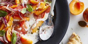 Beitragsbild des Blogbeitrags Marillen-Tomaten-Salat mit Ziegenkäse und sauren Zwiebeln 