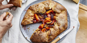 Beitragsbild des Blogbeitrags Sommergalette mit Marillen und Zwetschken