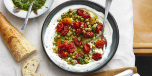 Beitragsbild des Blogbeitrags Geröstete Tomaten mit Kichererbsensalat und Joghurt