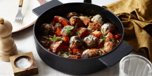 Beitragsbild des Blogbeitrags Fleischbällchen mit Kürbis und aromatischer Tomatensauce 
