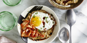 Beitragsbild des Blogbeitrags Pikantes Miso-Porridge mit Ei und Kimchiw 