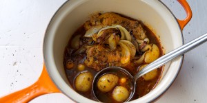 Beitragsbild des Blogbeitrags Gulyas mit Huhn, Kartoffeln und Zimtzwiebeln oder gemma Frühling schauen 