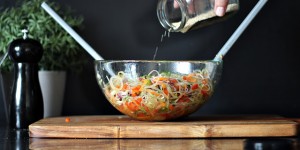 Beitragsbild des Blogbeitrags Ich zeige dir wie man einen perfekten Glasnudel Salat macht. 