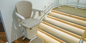 Beitragsbild des Blogbeitrags Treppenlift: Das kostet ein Treppenlift 