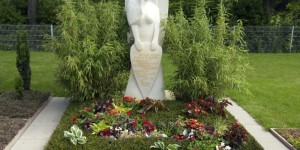 Beitragsbild des Blogbeitrags Grabpflege – Selbst pflegen oder vom Friedhof übernehmen lassen?