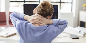 Beitragsbild des Blogbeitrags Ergonomie am Arbeitsplatz: So vermeidest du Schmerzen und steigerst deine Leistungsfähigkeit!