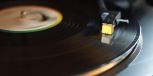 Beitragsbild des Blogbeitrags Schallplatten Wien: die wichtigsten Vinyl-Schallplattenläden der Hauptstadt