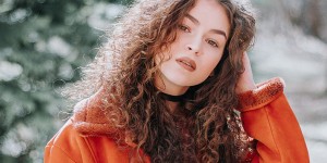 Beitragsbild des Blogbeitrags Was tun gegen trockene Haare? Hausmittel, Tricks & Tipps