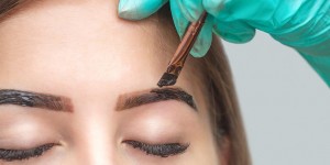 Beitragsbild des Blogbeitrags Augenbrauen färben vs. Permanent Make-up