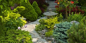 Beitragsbild des Blogbeitrags Gartenweg anlegen wie der Profi: Bilder & Anleitung
