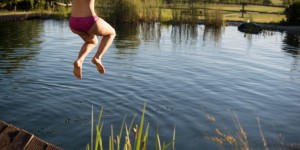 Beitragsbild des Blogbeitrags Schwimmteich bauen: Was kostet das Paradies im Garten? 