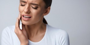 Beitragsbild des Blogbeitrags Zahnschmerzen was tun? Diese Hausmittel lindern Schmerzen 