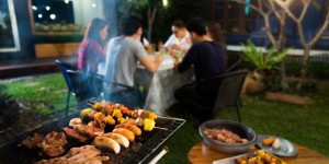 Beitragsbild des Blogbeitrags Grillparty organisieren: Wie viel Fleisch pro Person?