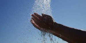 Beitragsbild des Blogbeitrags Solardusche: Funktionsweise und Gefahren
