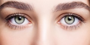 Beitragsbild des Blogbeitrags Augenbrauen formen: Trends und Tricks für perfekte Augenbrauen