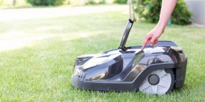 Beitragsbild des Blogbeitrags Rasenmäher Roboter: Funktion, Sicherheit und Kosten