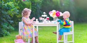 Beitragsbild des Blogbeitrags Gartenmöbel für Kinder: darauf solltest du achten