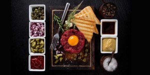 Beitragsbild des Blogbeitrags Beef Tatar in Wien gesucht? 10 fantastische Adressen!