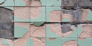 Beitragsbild des Blogbeitrags Fliesen reparieren: Risse, Löcher und abgeplatzte Fliesen