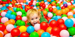 Beitragsbild des Blogbeitrags Die 16 besten Indoorspielplätze und Funparks in Österreich