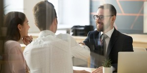 Beitragsbild des Blogbeitrags Notarielle Beglaubigung: Wie beglaubigt man ein Dokument?