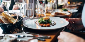 Beitragsbild des Blogbeitrags Essen am Sonntag in Wien: Top 10 Restaurants