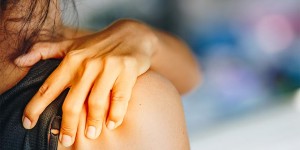 Beitragsbild des Blogbeitrags Was tun bei Schulterschmerzen? Übungen & Behandlung