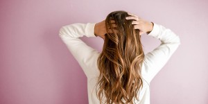 Beitragsbild des Blogbeitrags Schuppen? Trockene Kopfhaut? Das hilft!