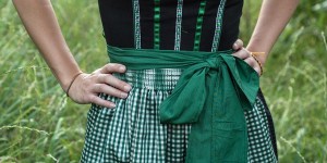Beitragsbild des Blogbeitrags Richtig aufmascherln: das verrät die Dirndlschleife