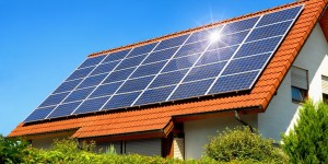 Beitragsbild des Blogbeitrags Photovoltaik Preise: Gegenüberstellung von Kosten und Ertrag 