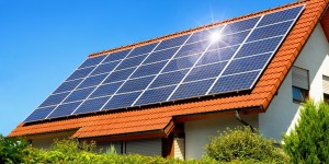 Beitragsbild des Blogbeitrags Photovoltaik Preise: Gegenüberstellung von Kosten und Ertrag