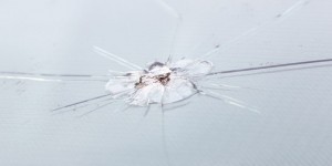 Beitragsbild des Blogbeitrags Was tun bei Steinschlag an der Windschutzscheibe?
