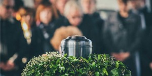 Beitragsbild des Blogbeitrags Feuerbestattung in Wien: Was kostet es, sich verbrennen zu lassen?