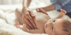 Beitragsbild des Blogbeitrags Neurodermitis beim Baby – Symptome & Behandlung