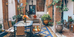 Beitragsbild des Blogbeitrags Terrassenplatten verlegen lassen: Was kostet das?