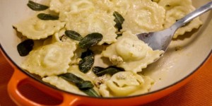 Beitragsbild des Blogbeitrags Selbstgemachte Ravioli gefüllt mit Ricotta, Zucchini und Prosciutto in Salbeibutter!