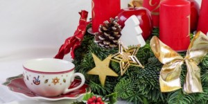 Beitragsbild des Blogbeitrags Adventkranz dekorieren in rot | mit Anleitung zum Schleife binden! 