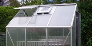 Beitragsbild des Blogbeitrags Hitzestau im Gewächshaus vermeiden | Einbau Vitavia Solar-Dachlüfter! 