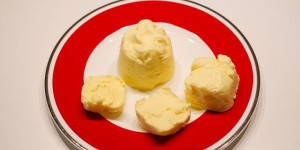 Beitragsbild des Blogbeitrags Laktosefreie Butter (Joghurtbutter) selber machen!