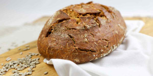 Beitragsbild des Blogbeitrags Einfaches Roggenmischbrot mit Sauerteig | Kooperation mit Fairment!